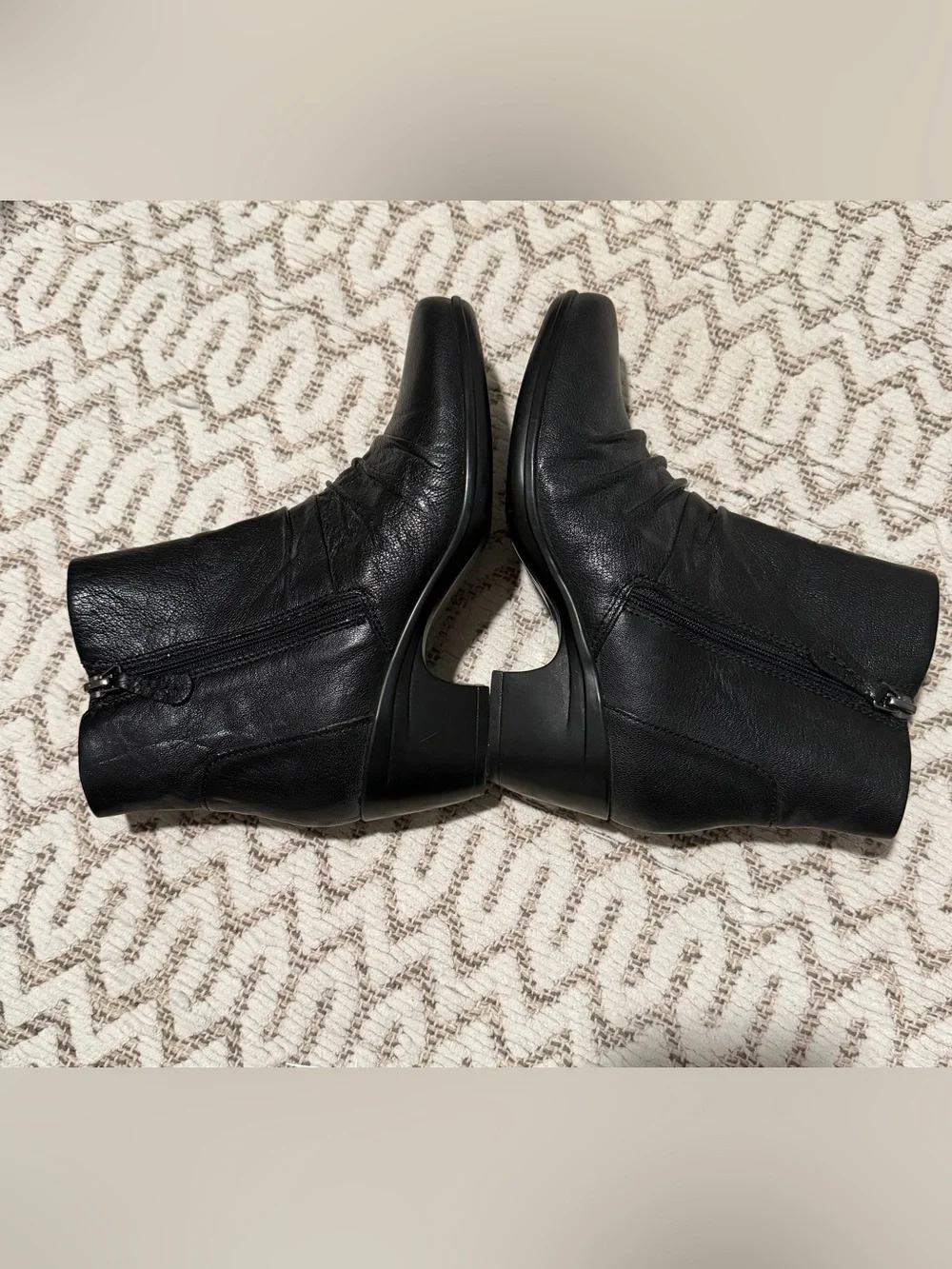 Clarks Emily Willow Ankle Boot Soft Leather Round Toe Zipper ClosureComfortable